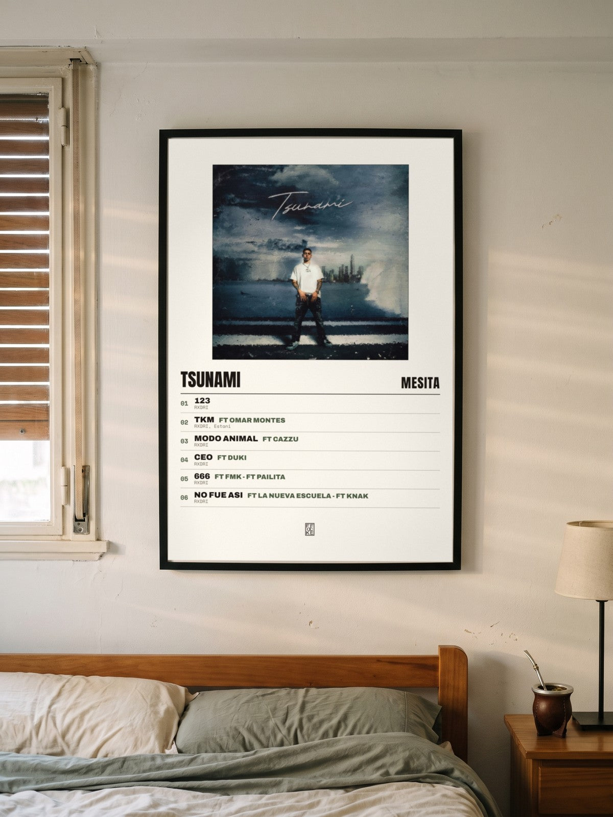 Póster de TSUNAMI de Mesita enmarcado en una pared