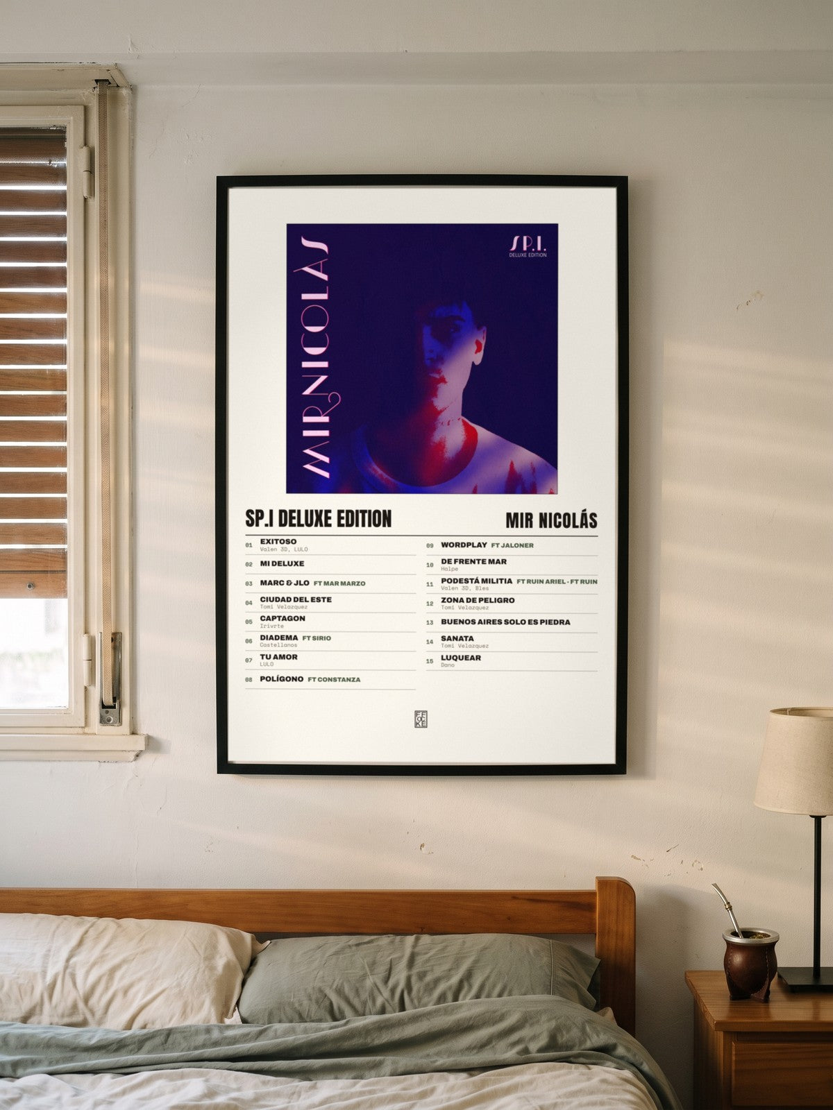 Póster de SP.I DELUXE EDITION de Mir Nicolás enmarcado en una pared