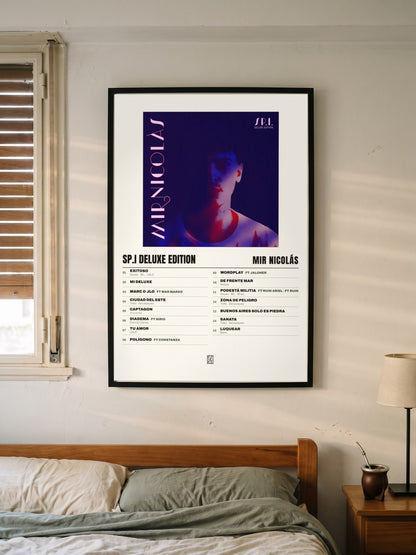 Póster de SP.I DELUXE EDITION de Mir Nicolás enmarcado en una pared