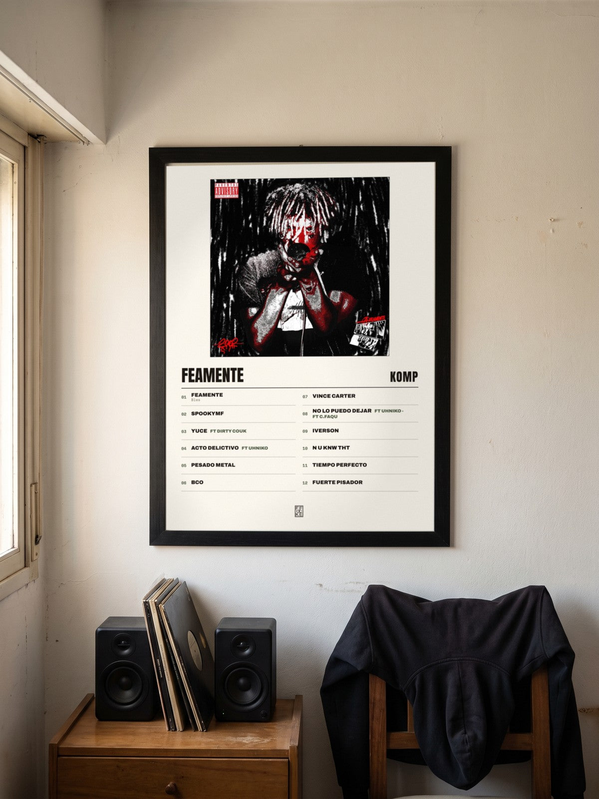 Póster de Feamente de Komp enmarcado en una pared