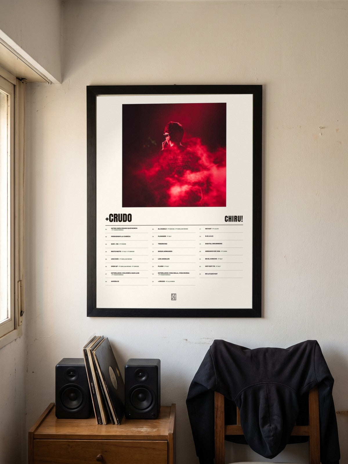 Póster de +Crudo de Chiru! enmarcado en una pared