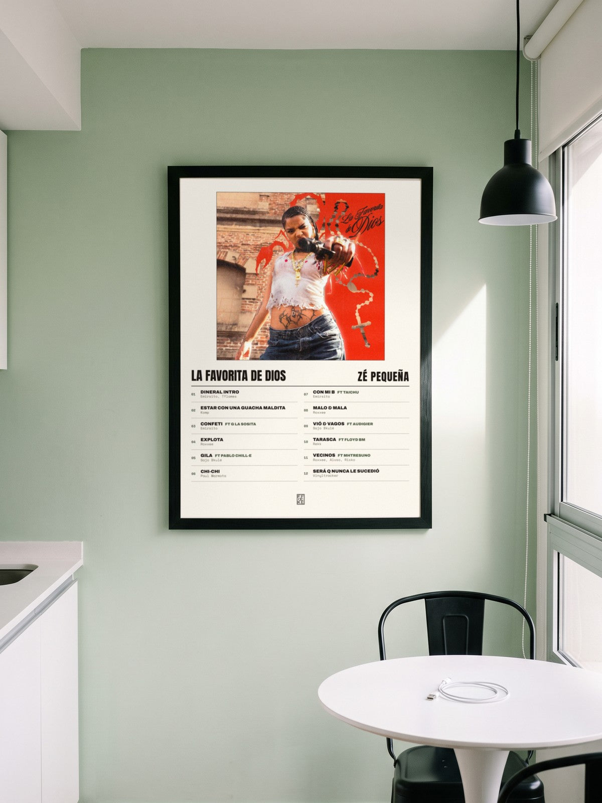 Póster de La Favorita de Dios de Zé Pequeña enmarcado en una pared