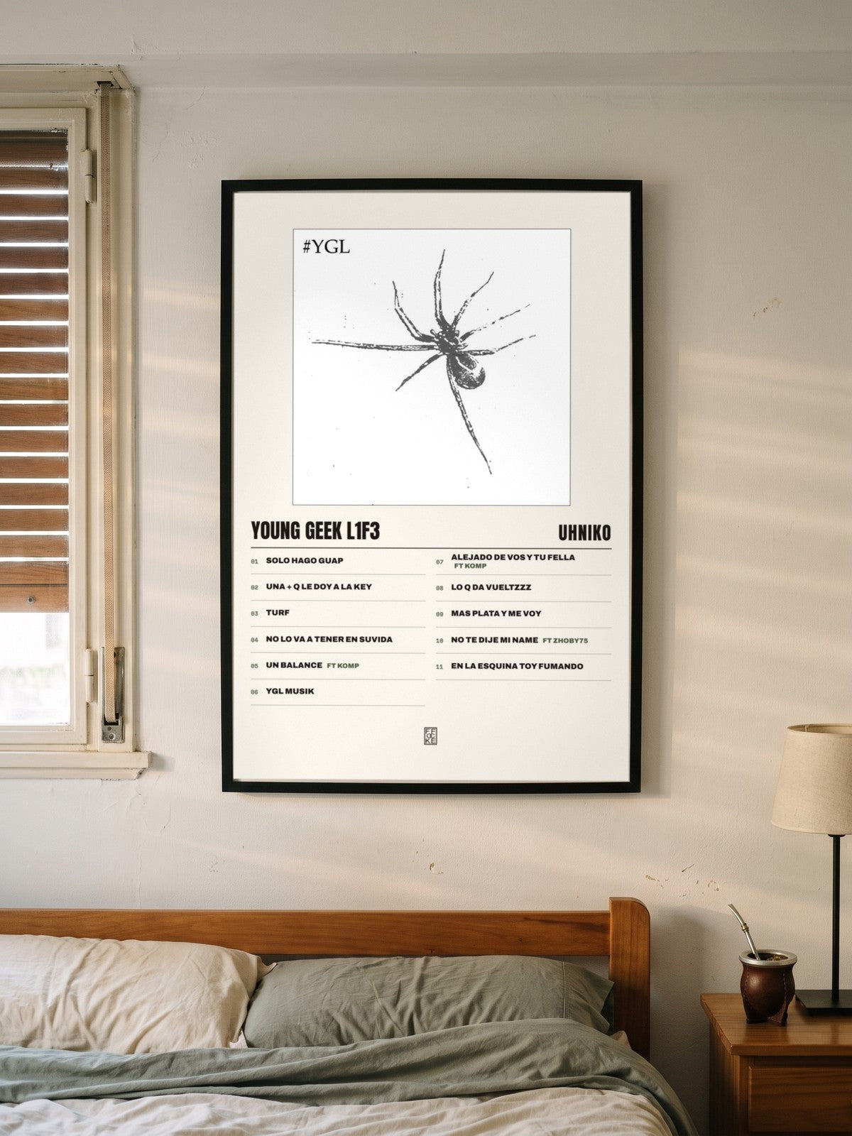 Póster de YOUNG GEEK L1F3 de Uhniko enmarcado en una pared