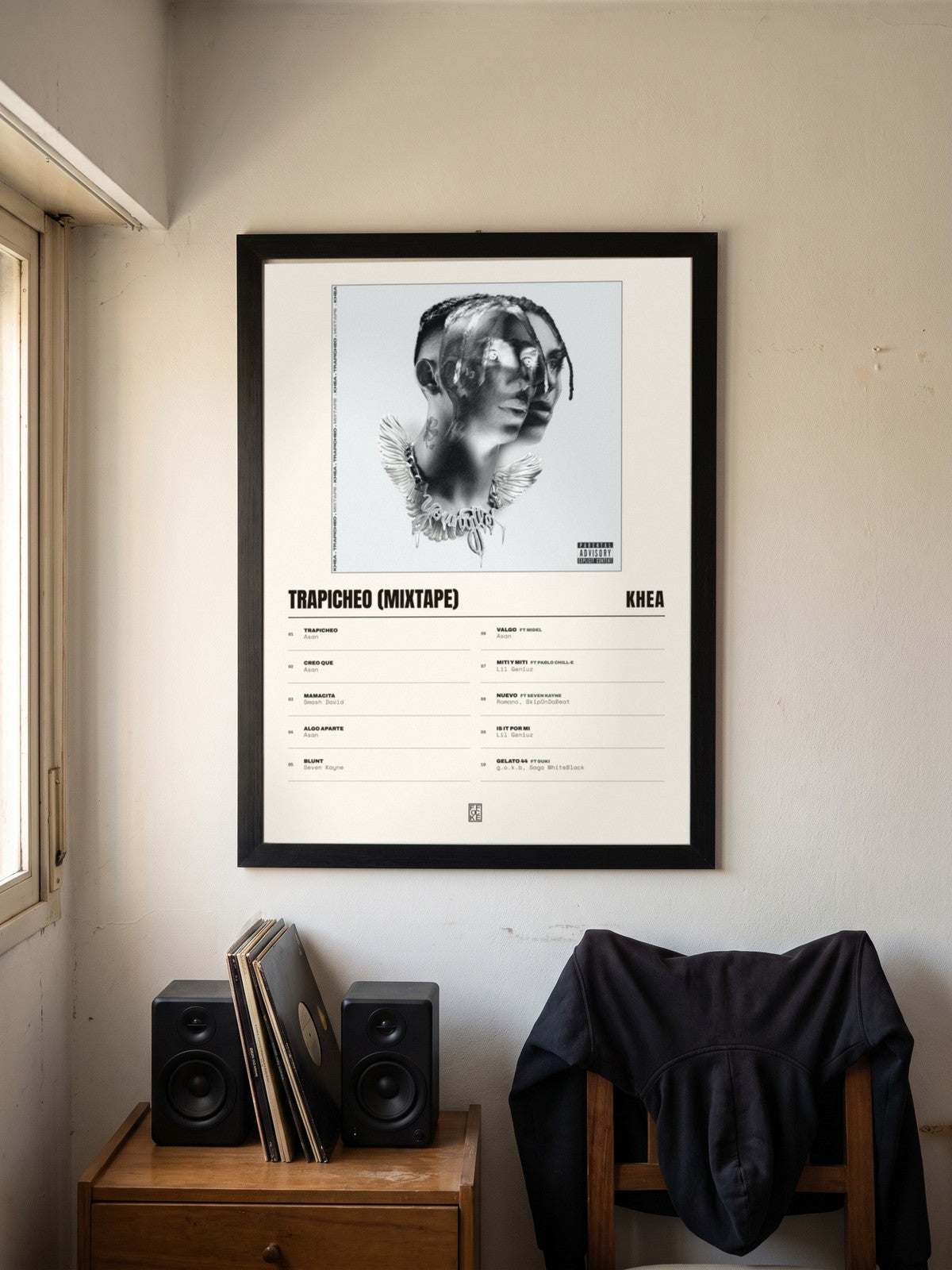 Póster de Trapicheo (Mixtape) de KHEA enmarcado en una pared