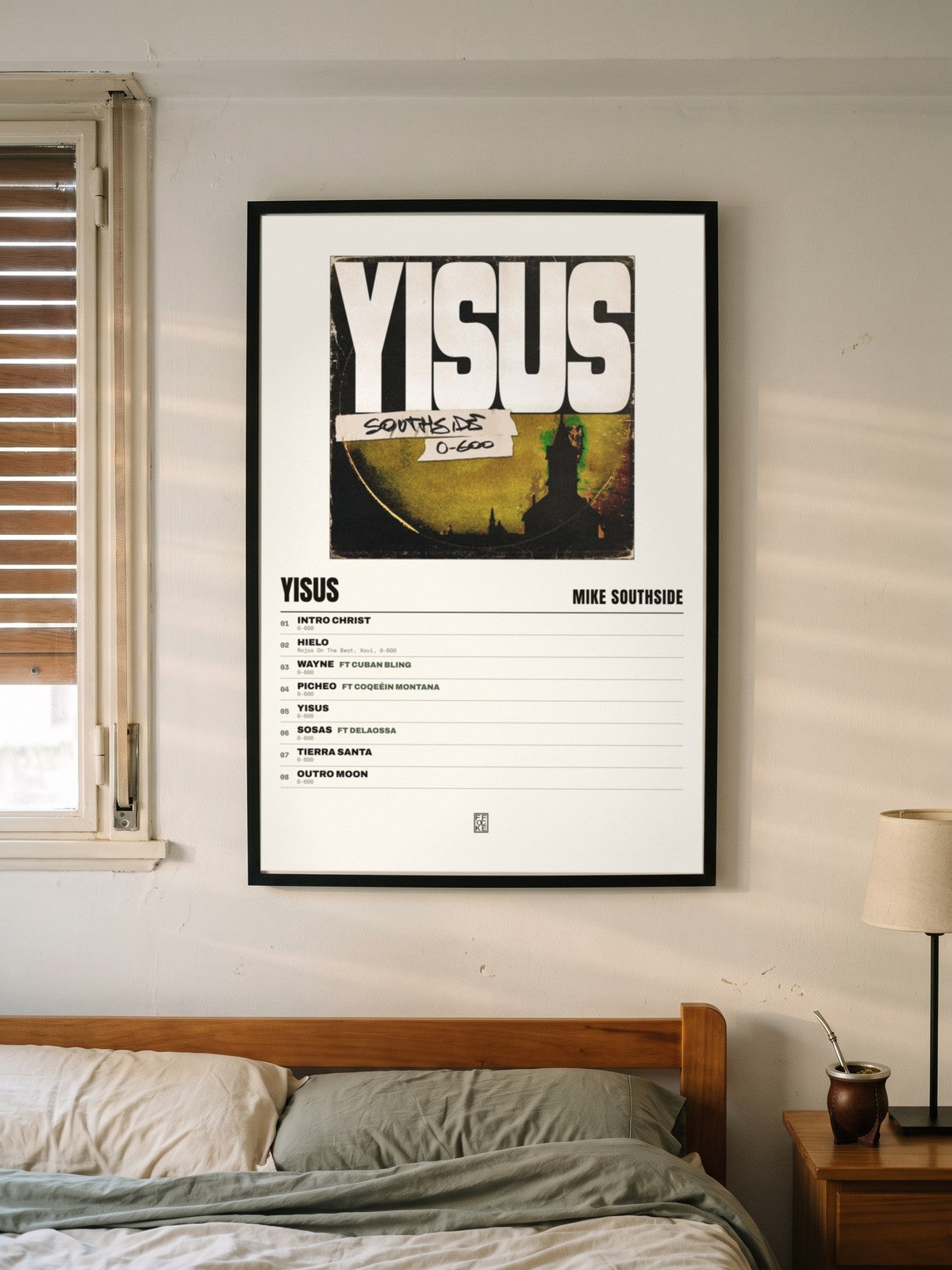 Póster de Yisus de Mike Southside enmarcado en una pared
