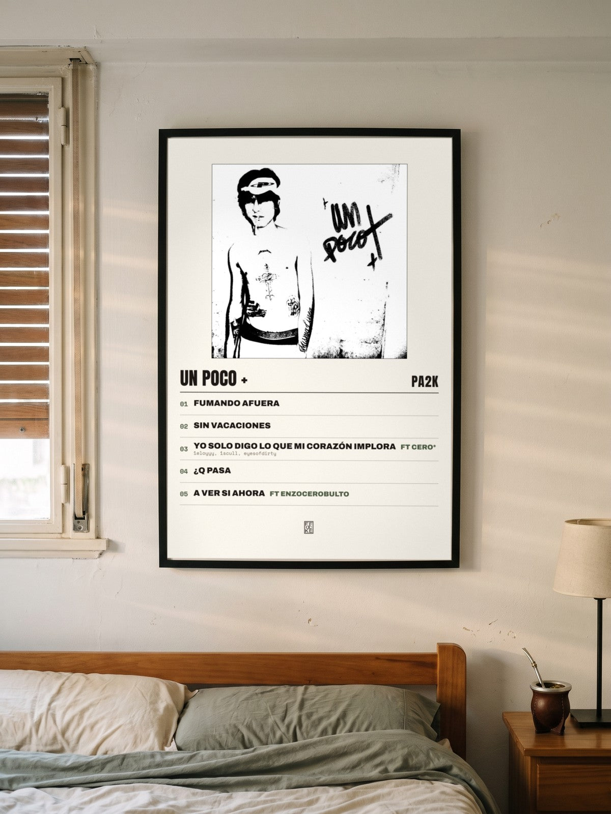 Póster de un poco + de Pa2k enmarcado en una pared