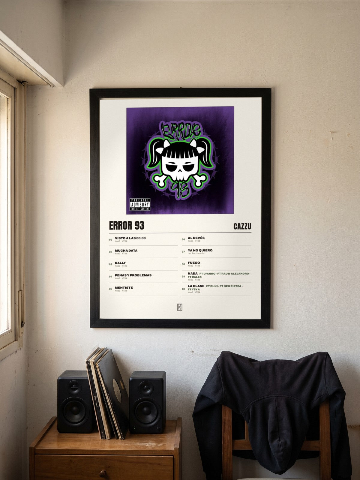 Póster de Error 93 de Cazzu enmarcado en una pared