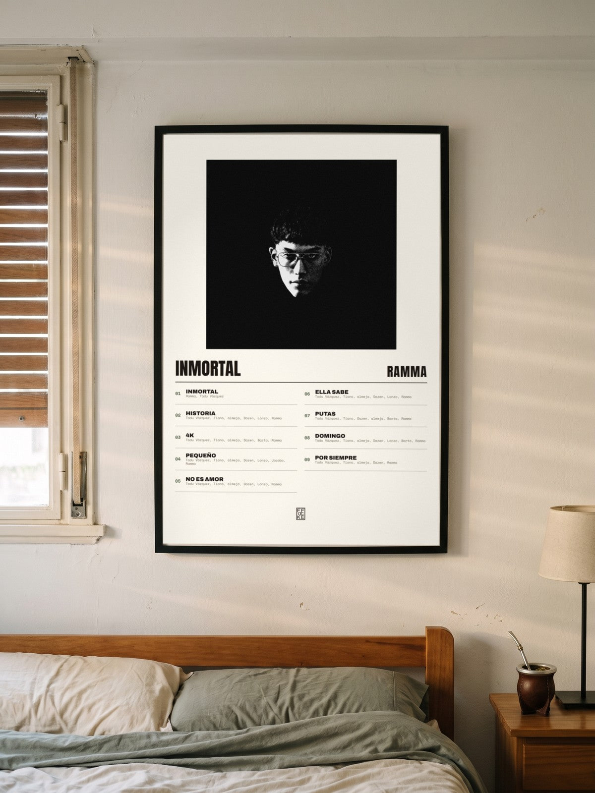 Póster de INMORTAL de Ramma enmarcado en una pared