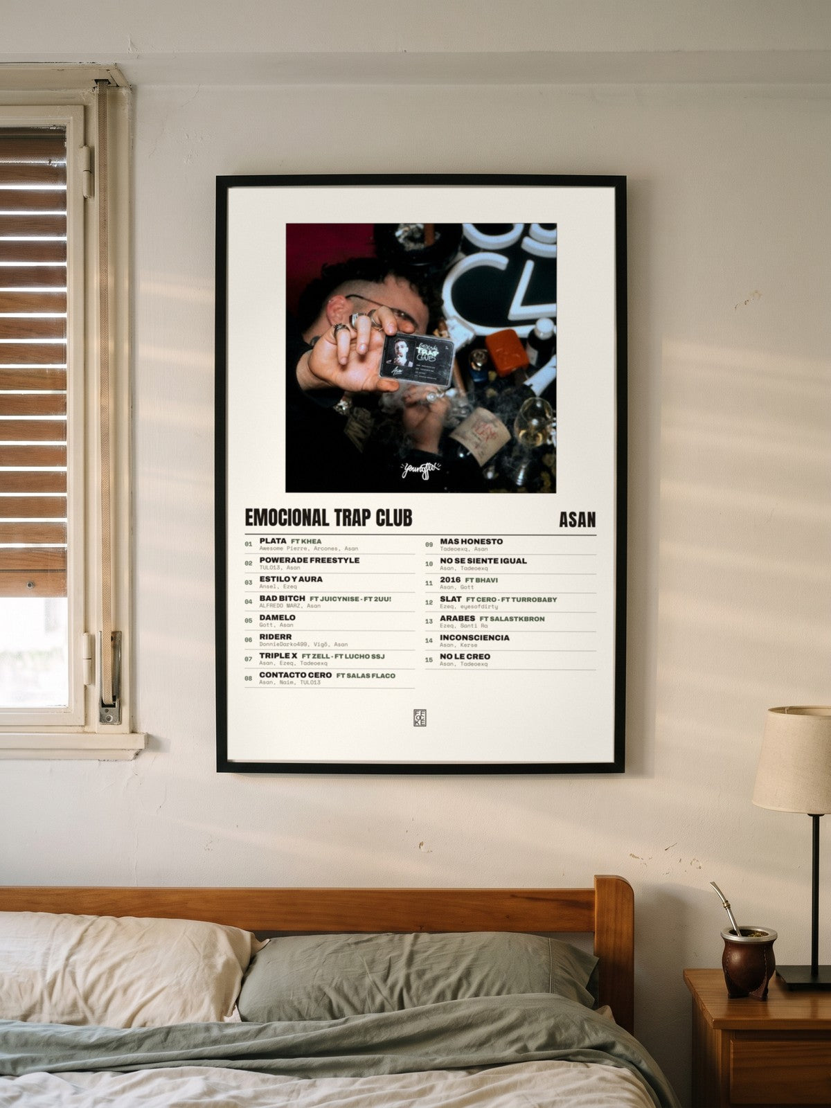 Póster de Emocional Trap Club de Asan enmarcado en una pared