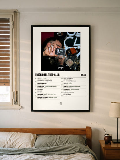 Póster de Emocional Trap Club de Asan enmarcado en una pared