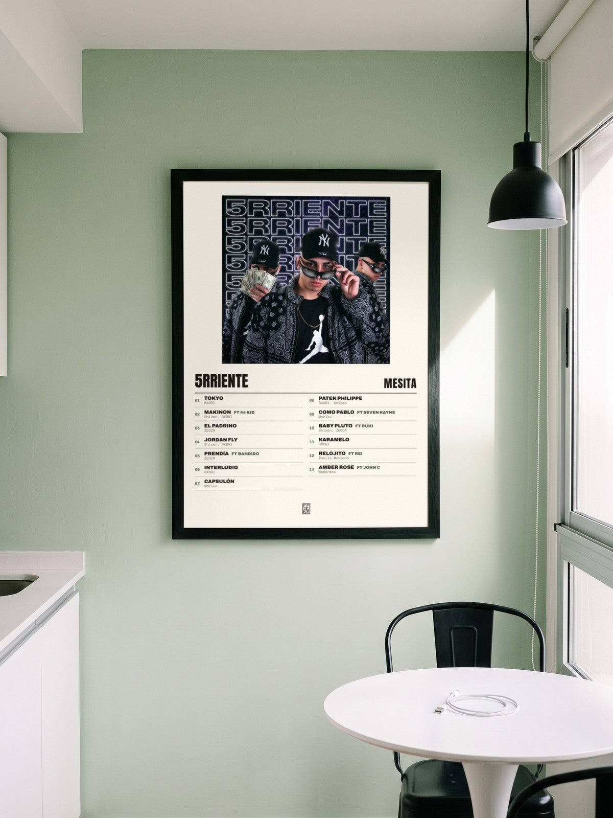 Póster de 5RRIENTE de Mesita enmarcado en una pared