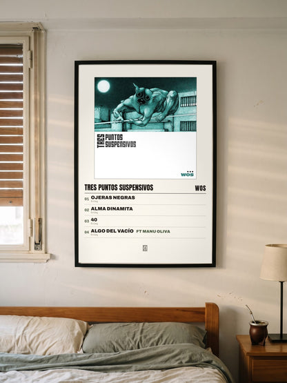 Póster de TRES PUNTOS SUSPENSIVOS de WOS enmarcado en una pared