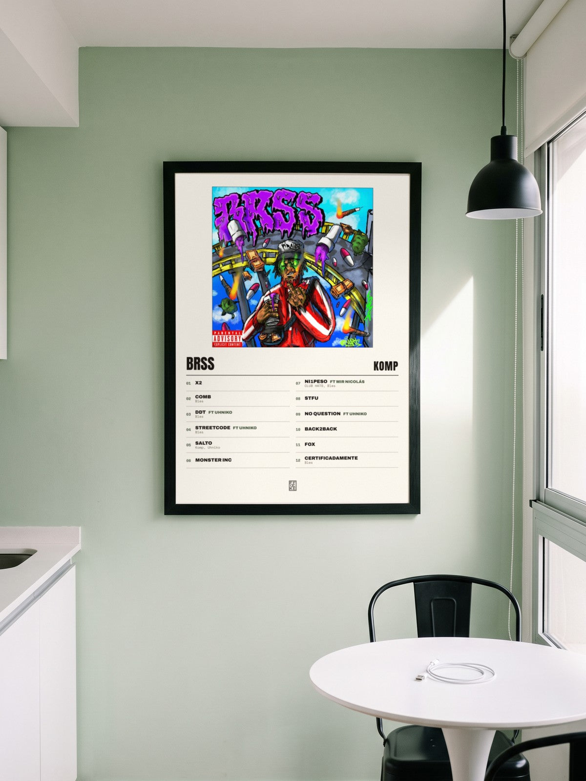 Póster de Brss de Komp enmarcado en una pared