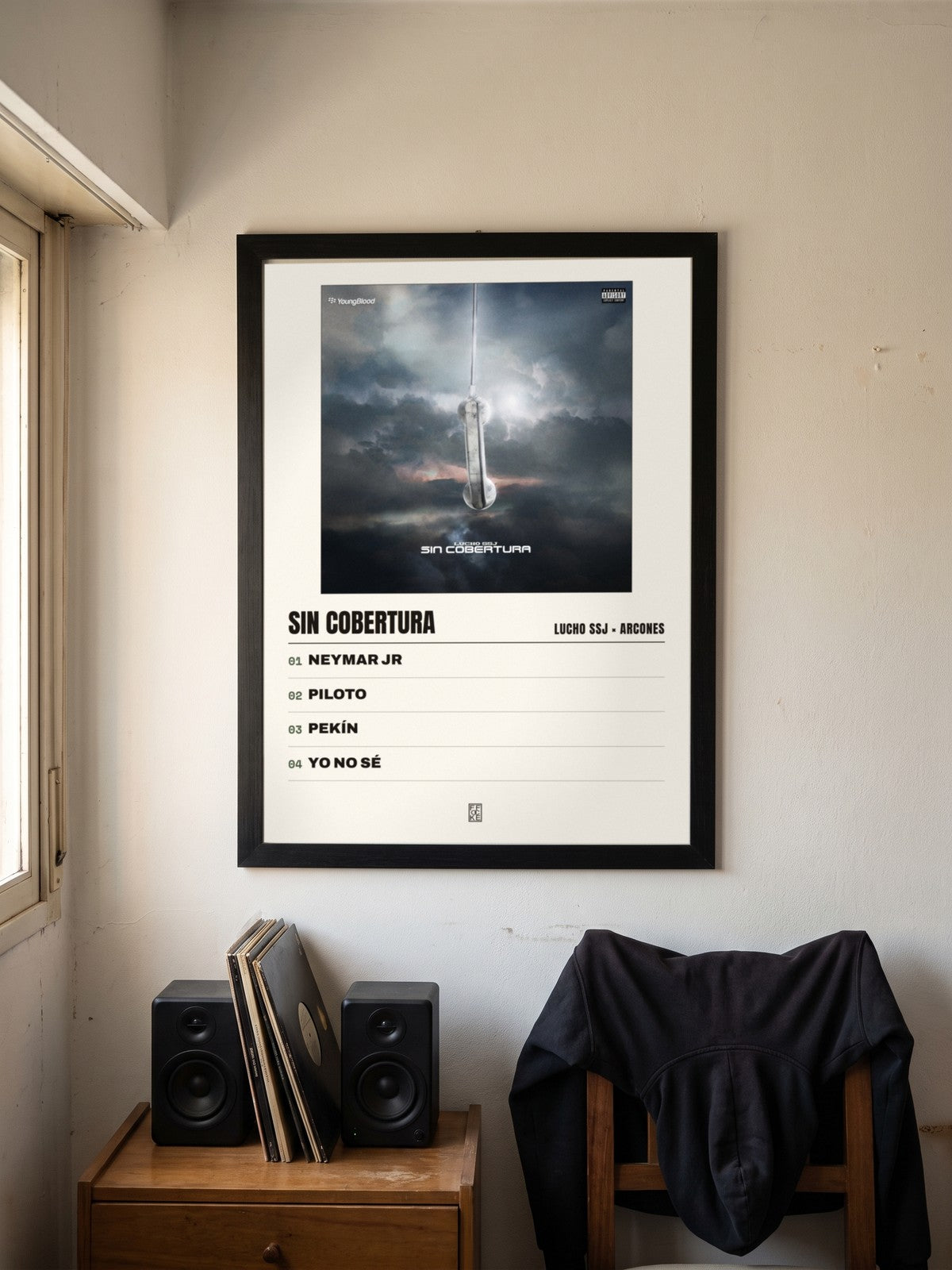 Póster de Sin Cobertura de Lucho SSJ × Arcones enmarcado en una pared