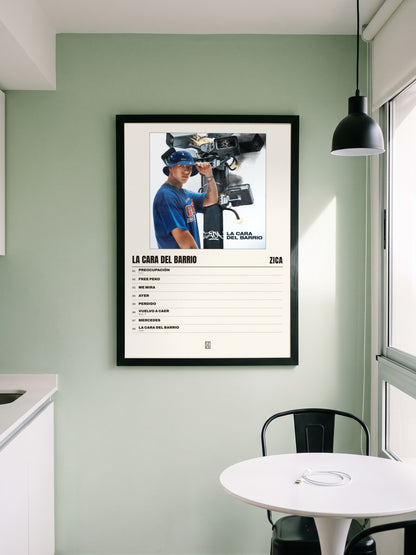 Póster de La Cara Del Barrio de Zica enmarcado en una pared