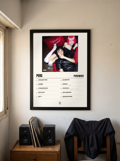 Póster de Pers de Perswave enmarcado en una pared