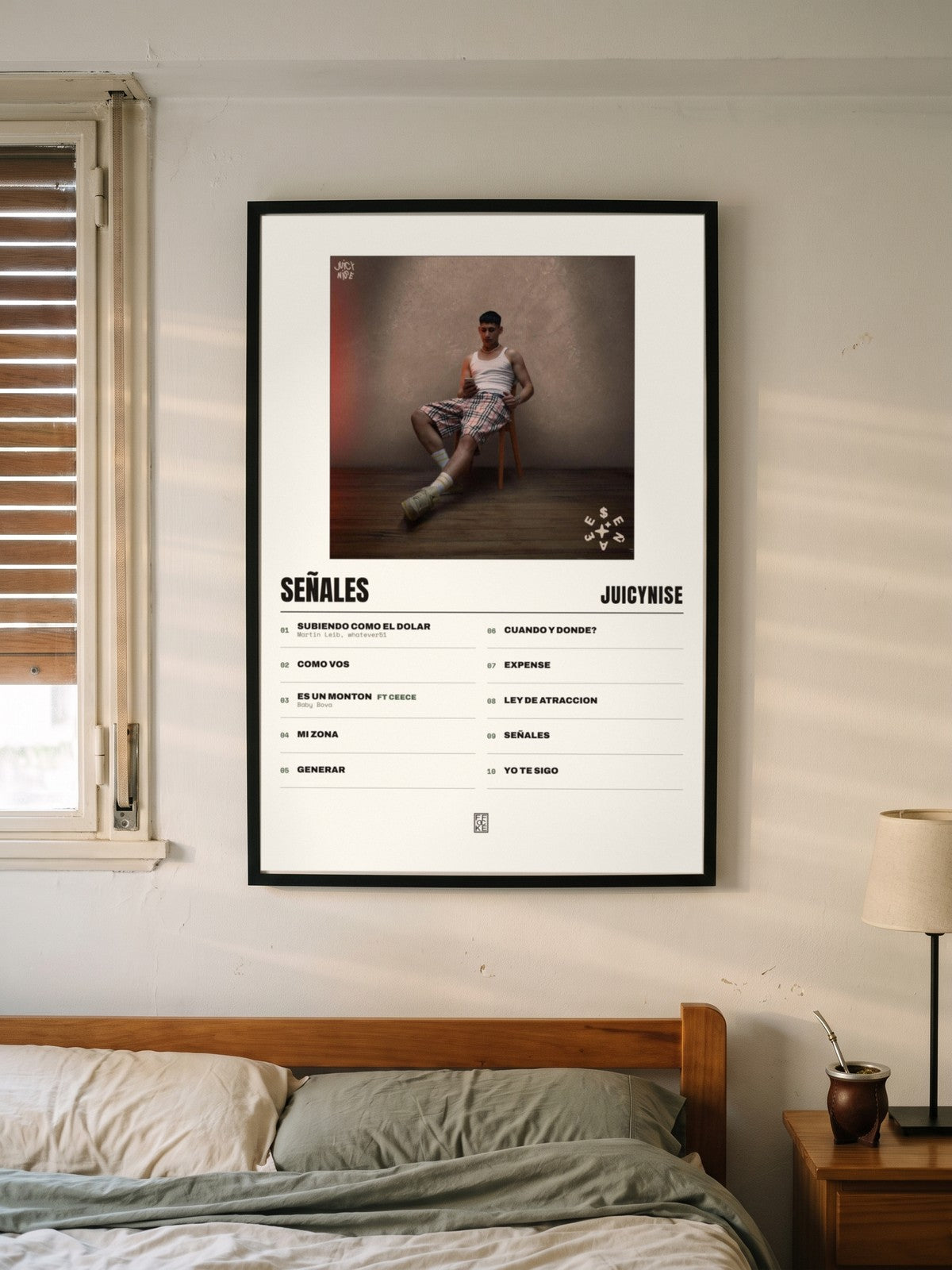 Póster de Señales de JuicyNise enmarcado en una pared