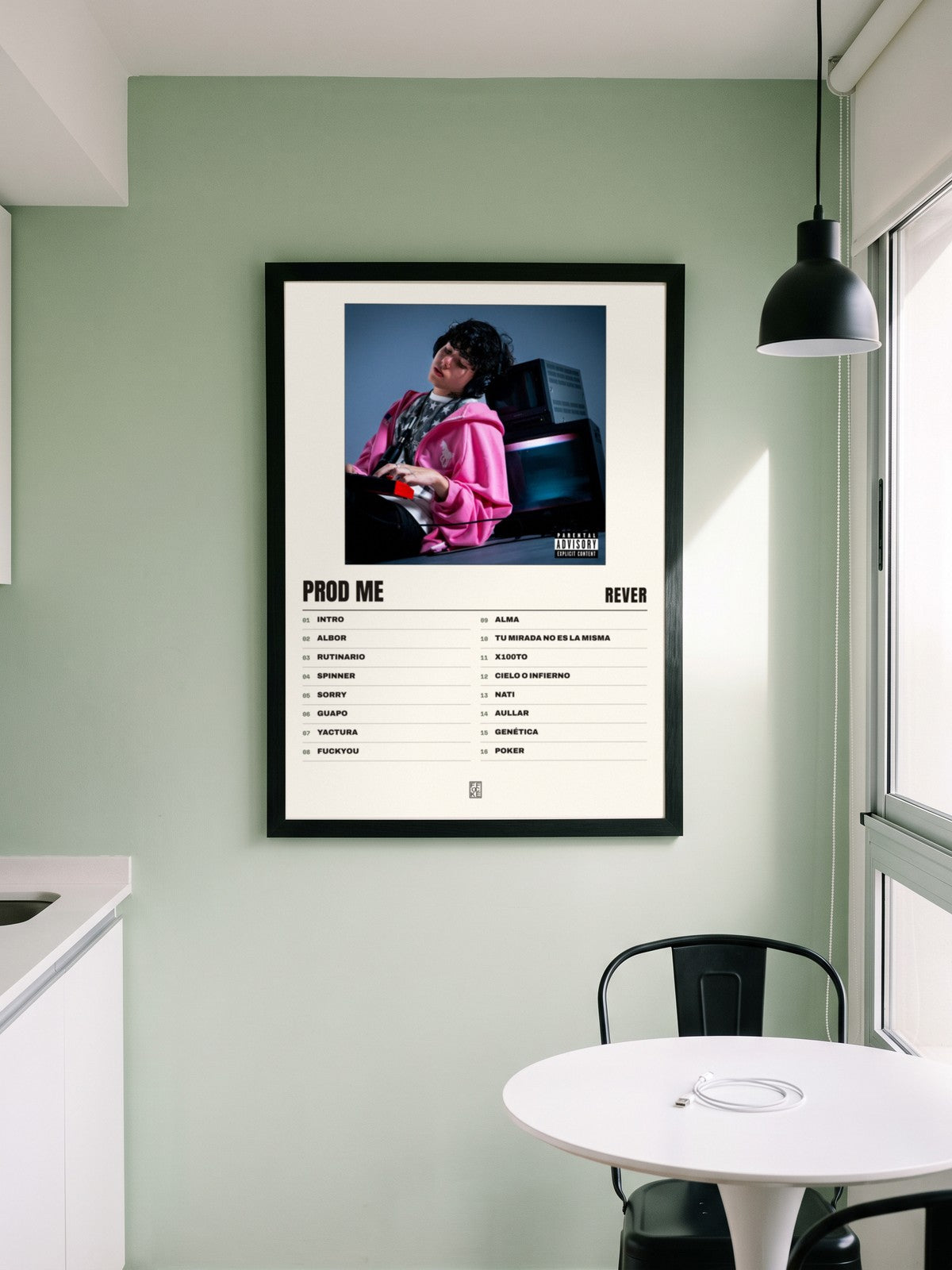 Póster de prod me de Rever enmarcado en una pared