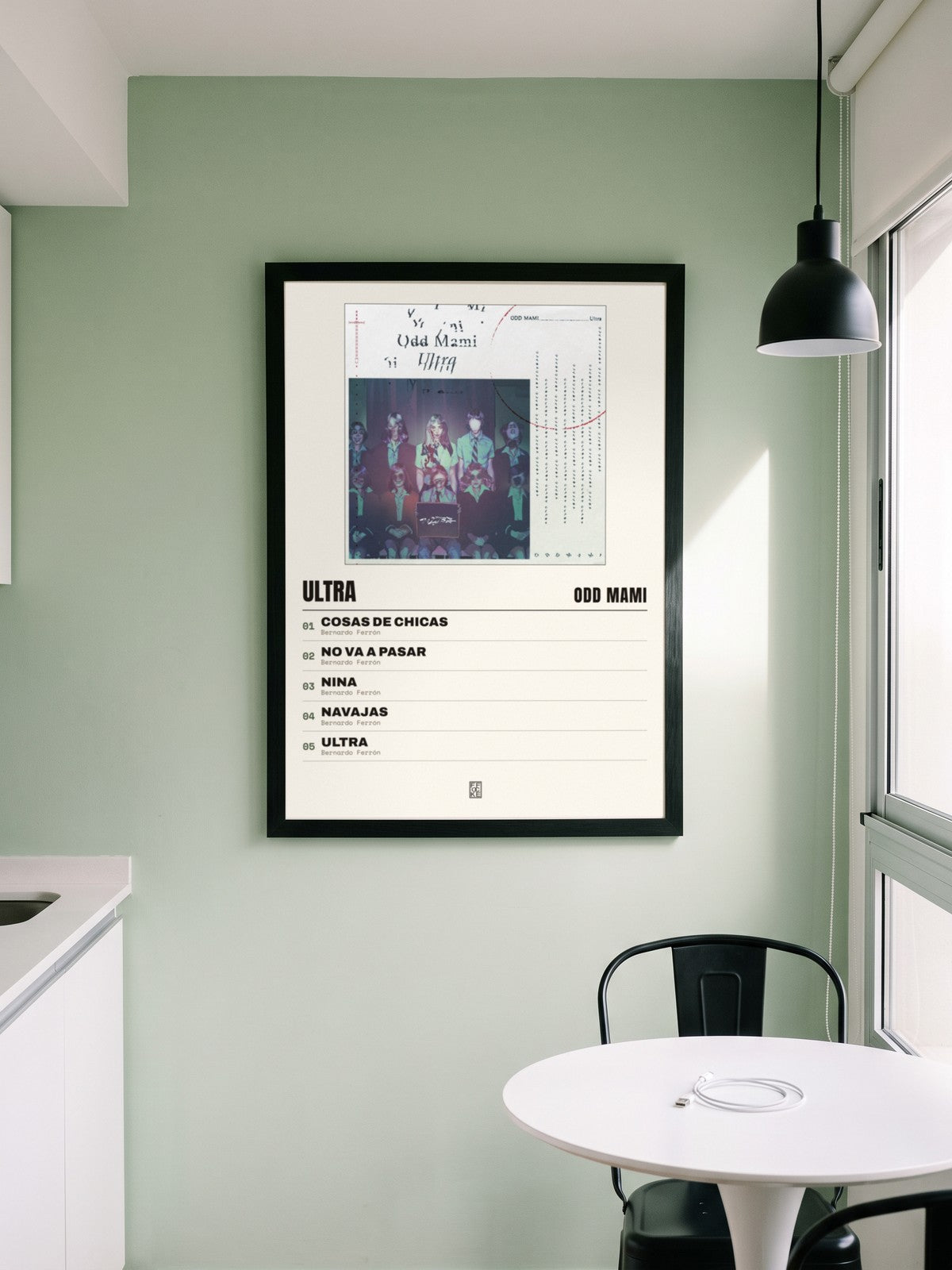 Póster de Ultra de ODD MAMI enmarcado en una pared