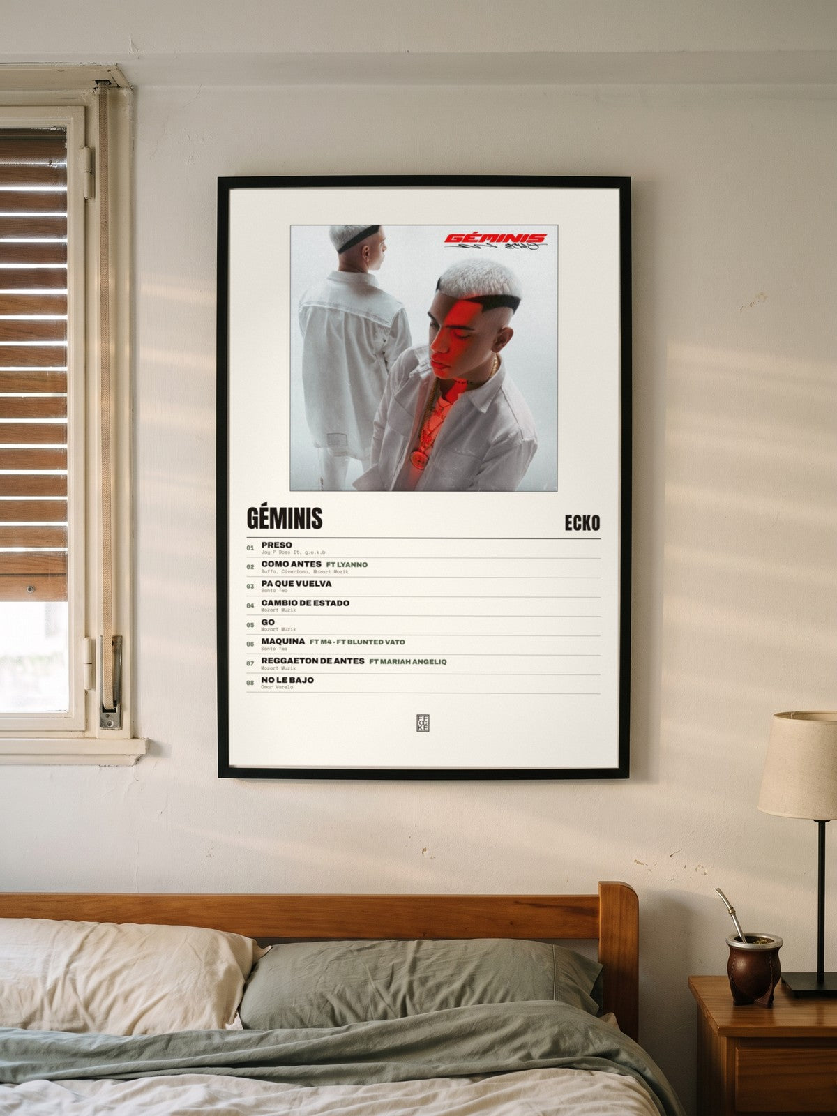 Póster de Géminis de ECKO enmarcado en una pared