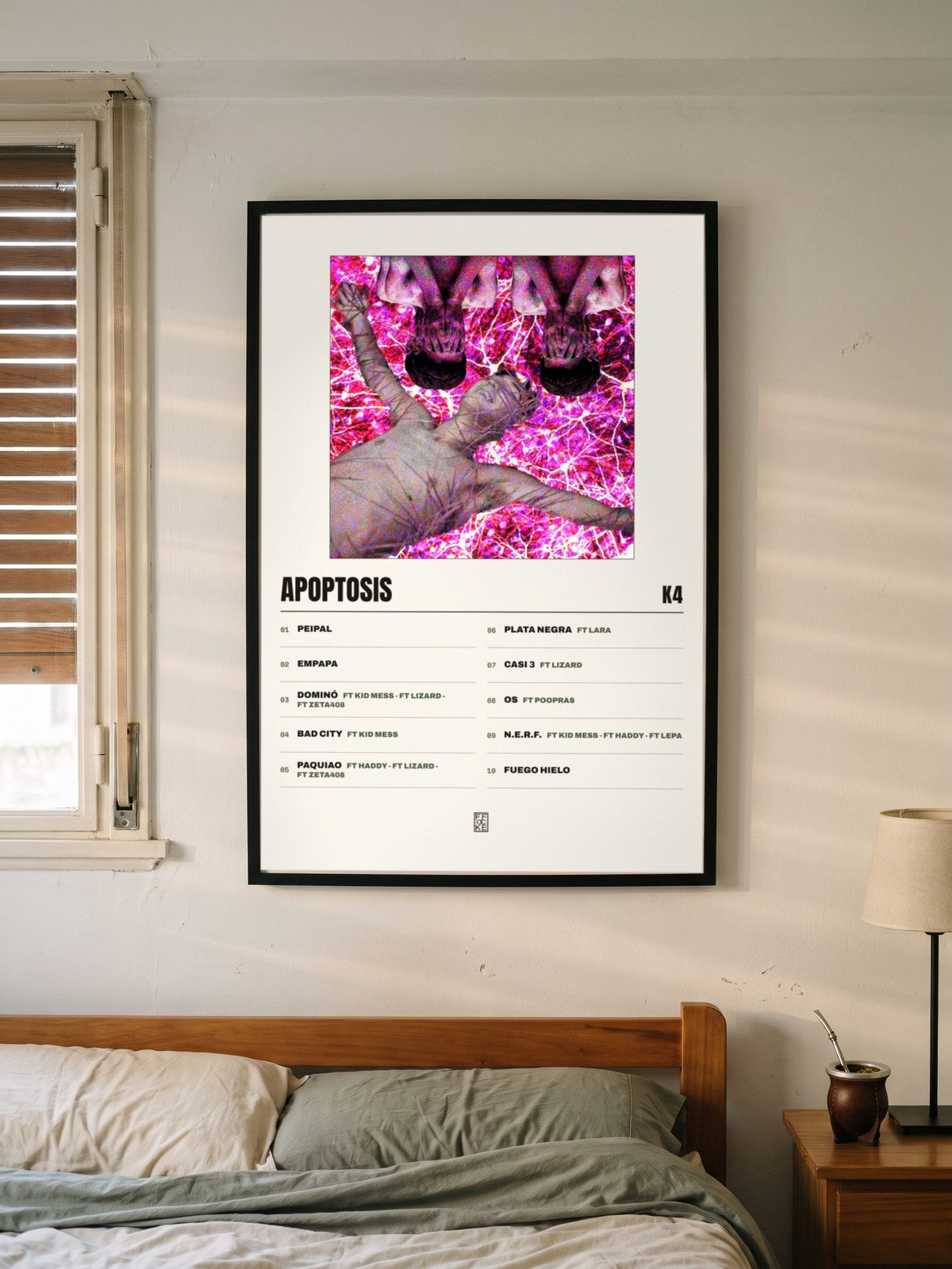 Póster de Apoptosis de K4 enmarcado en una pared