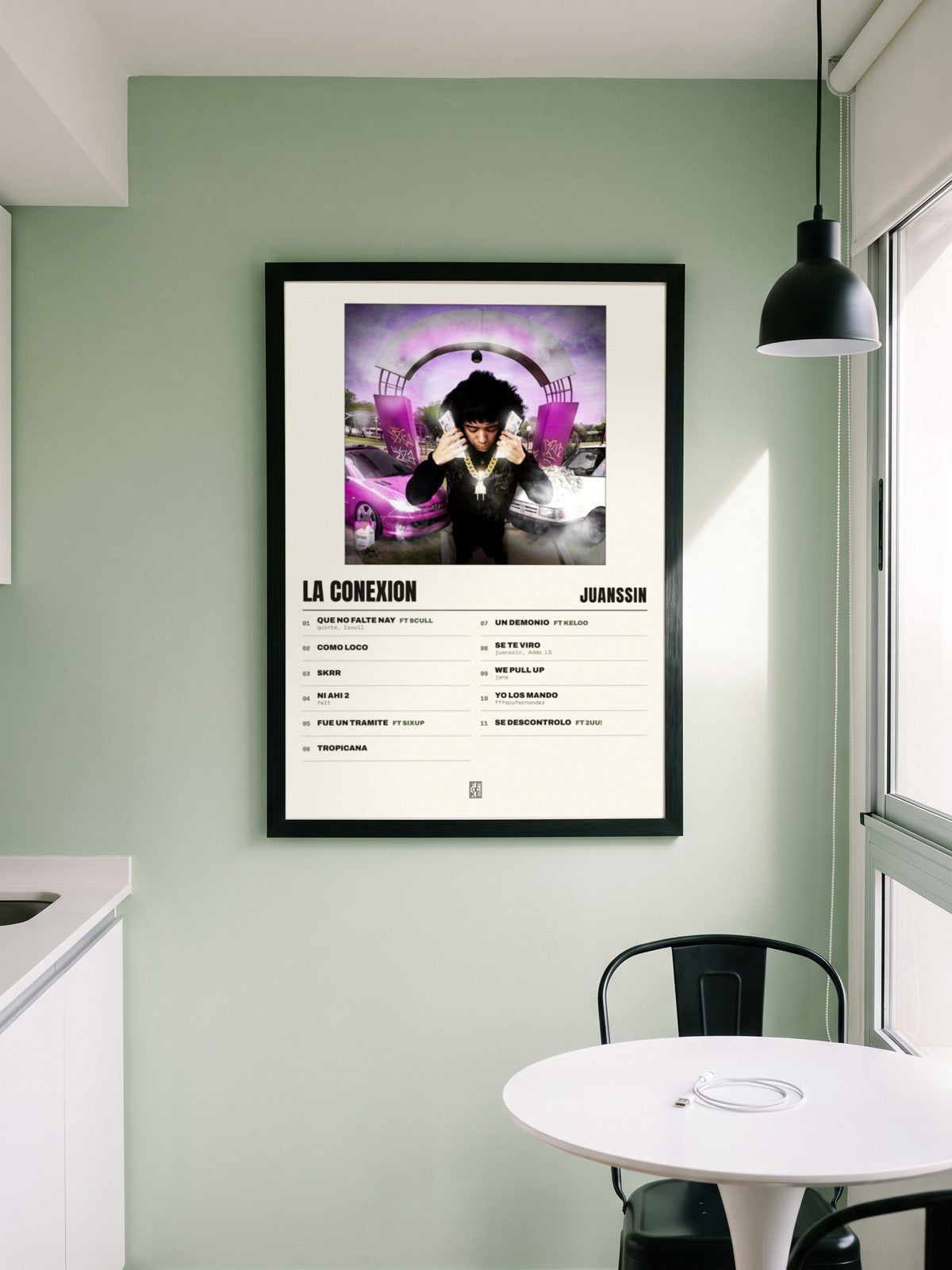 Póster de La Conexion de juanssin enmarcado en una pared