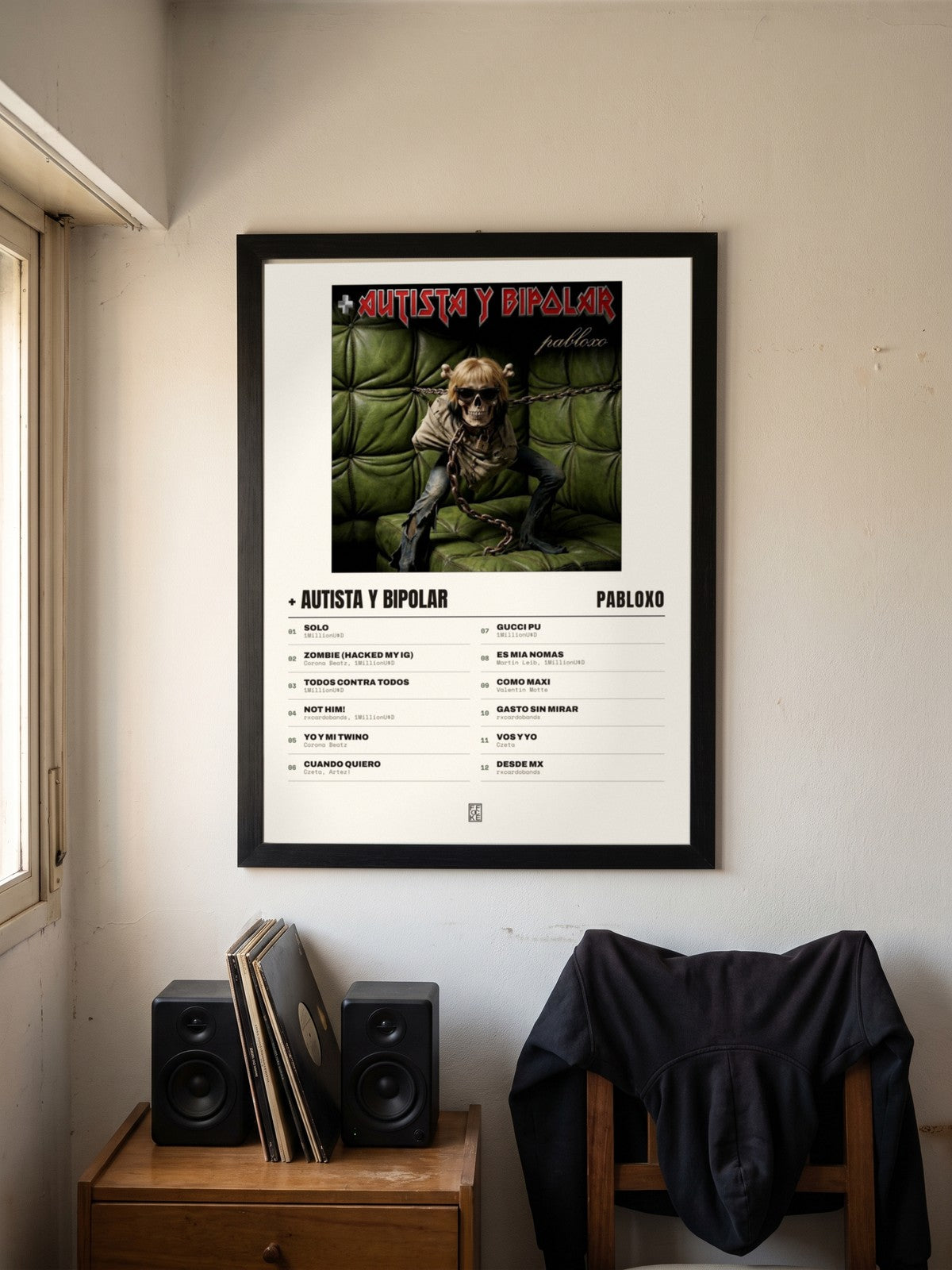 Póster de + autista y bipolar de pabloxo enmarcado en una pared