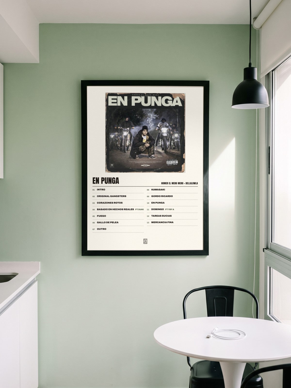 Póster de En Punga de Homer El Mero Mero × Dellalowla enmarcado en una pared