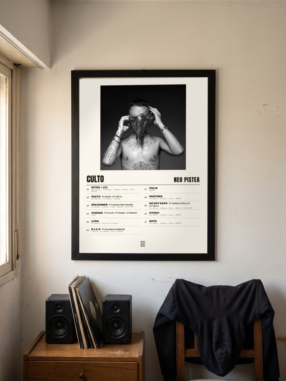 Póster de CULTO de Neo Pistea enmarcado en una pared