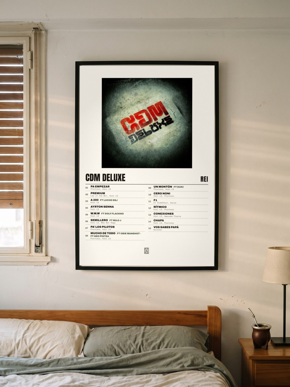 Póster de CDM Deluxe de Rei enmarcado en una pared