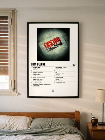 Póster de CDM Deluxe de Rei enmarcado en una pared