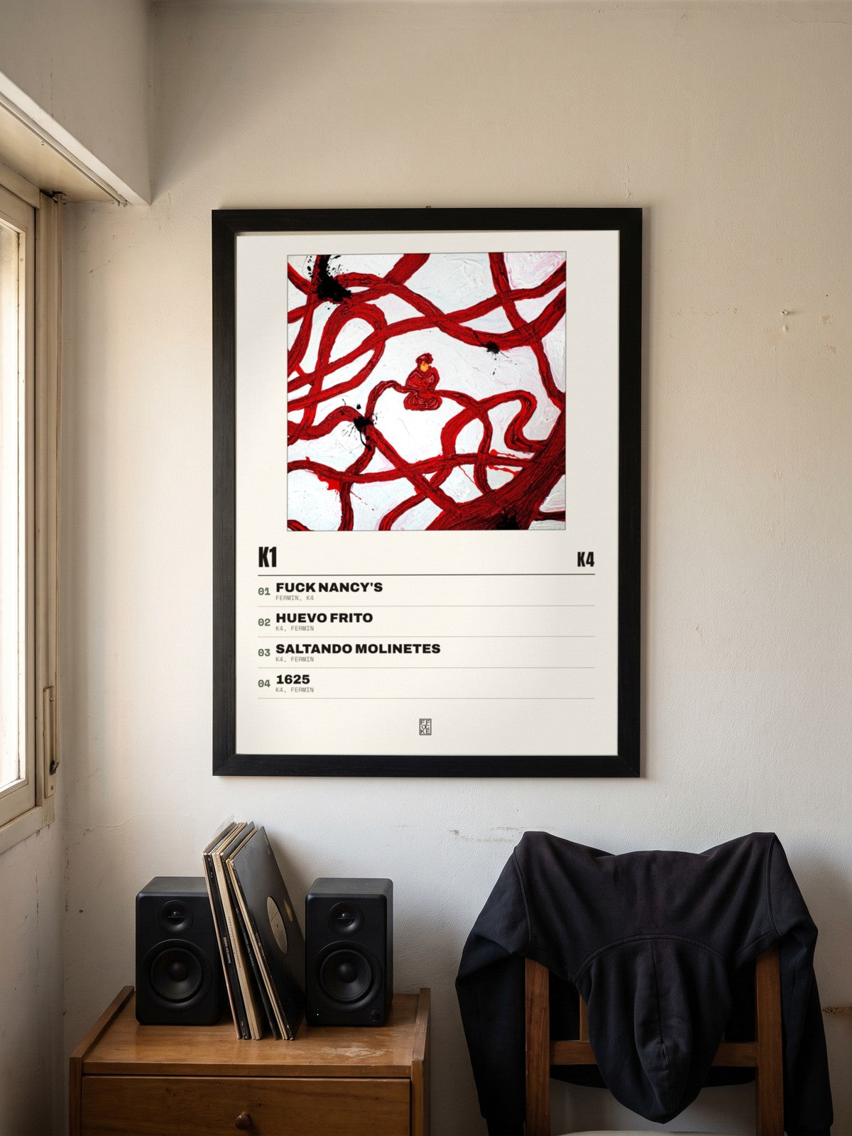 Póster de K1 de K4 enmarcado en una pared