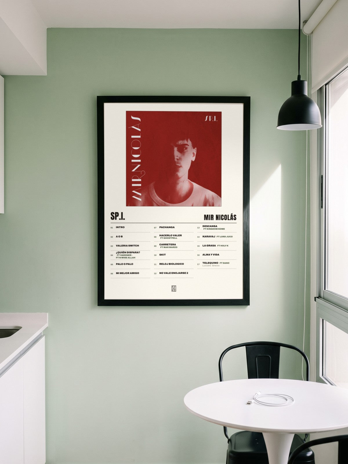 Póster de SP.I. de Mir Nicolás enmarcado en una pared