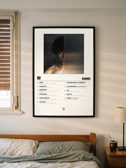 Póster de RV de Ramma enmarcado en una pared