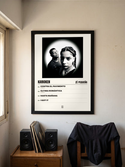 Póster de Karioken de Zé Pequeña enmarcado en una pared