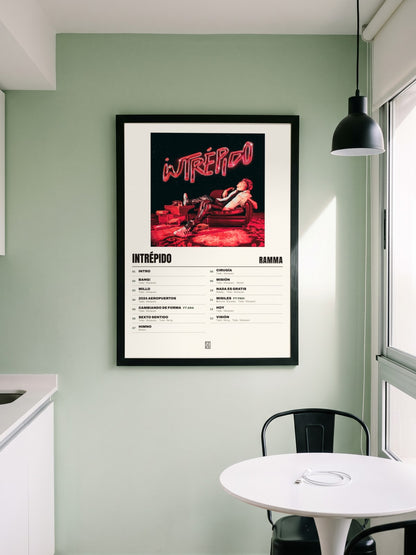 Póster de INTRÉPIDO de Ramma enmarcado en una pared