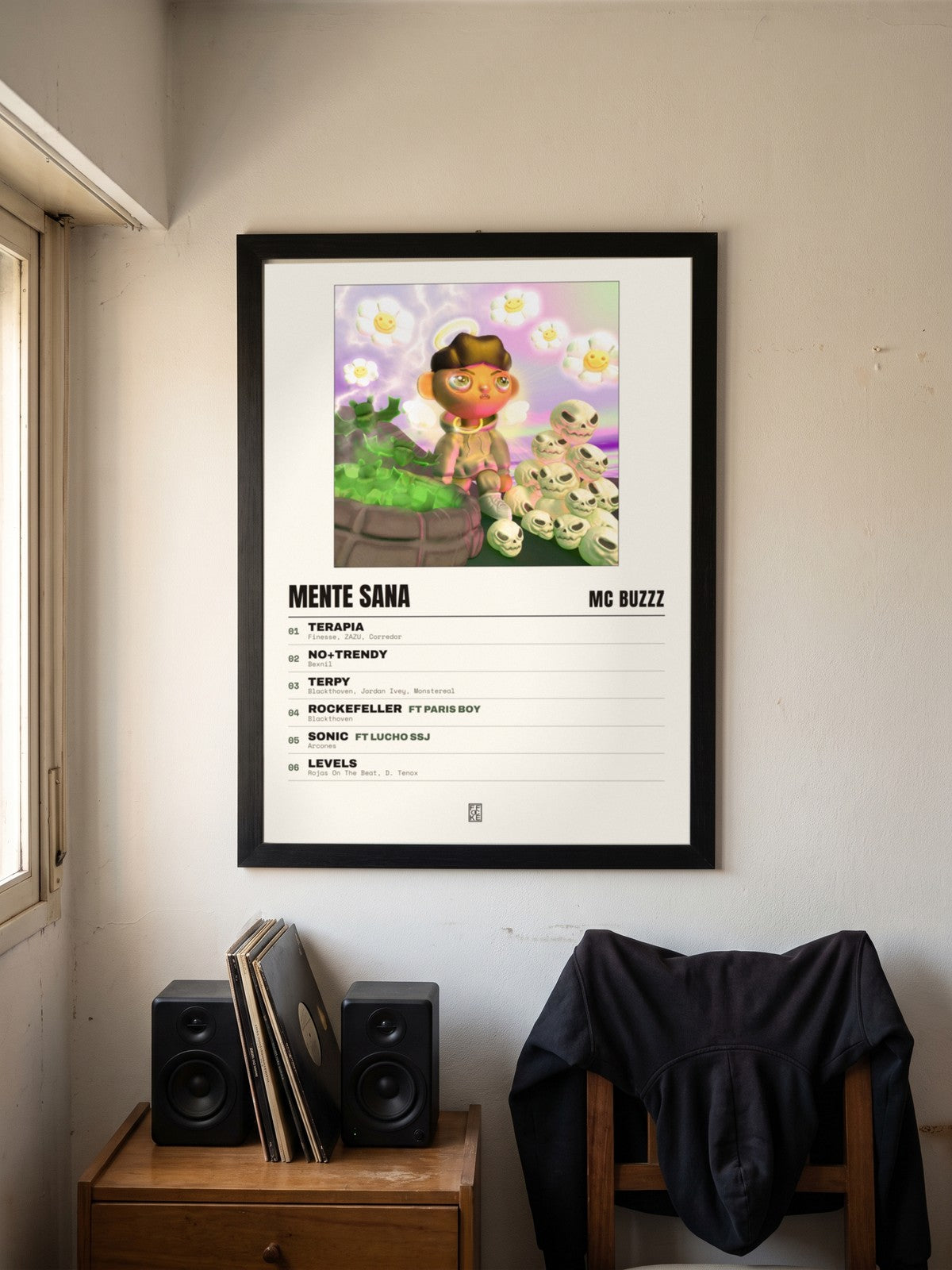 Póster de MENTE SANA de MC Buzzz enmarcado en una pared