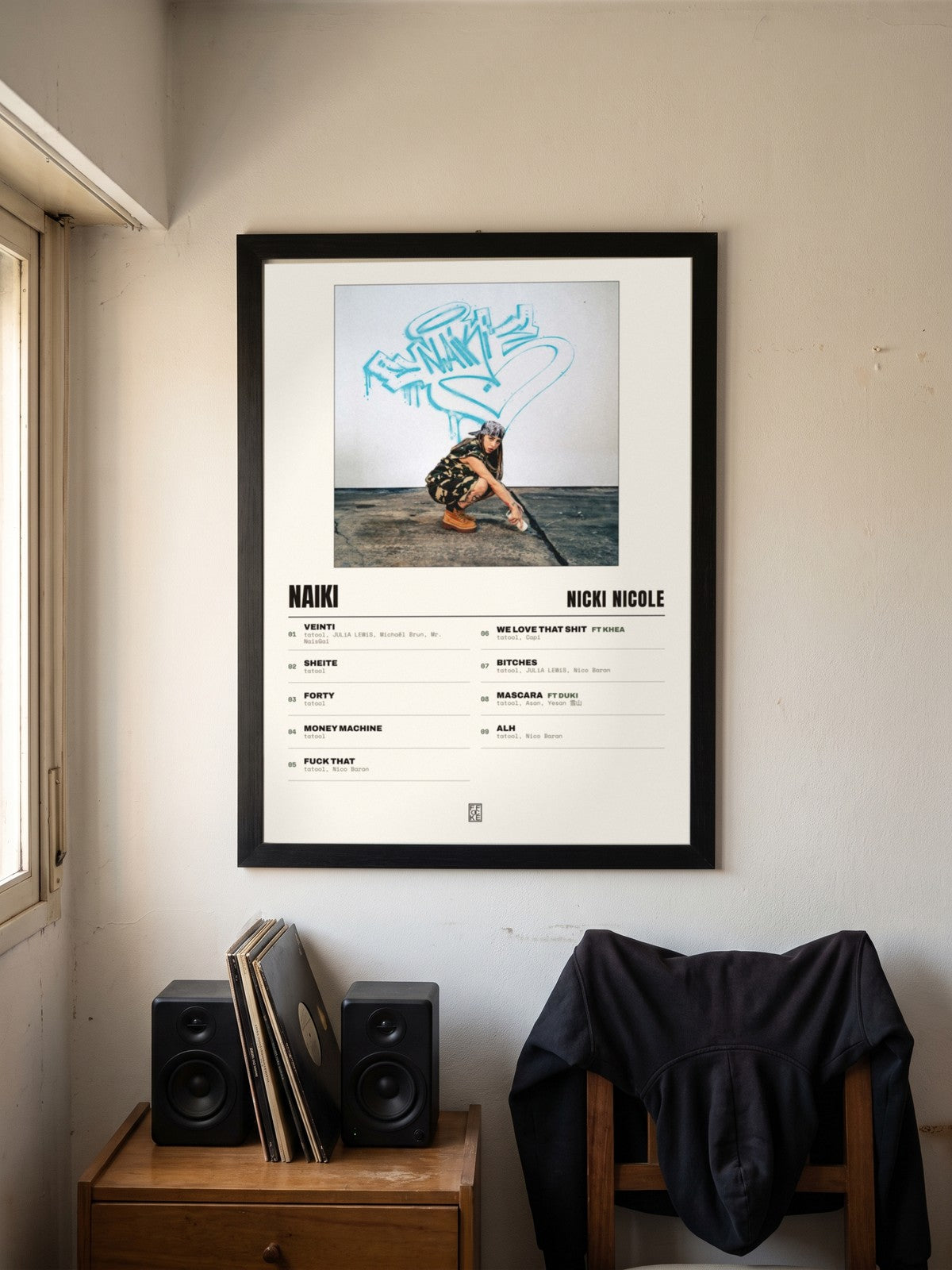 Póster de NAIKI de Nicki Nicole enmarcado en una pared