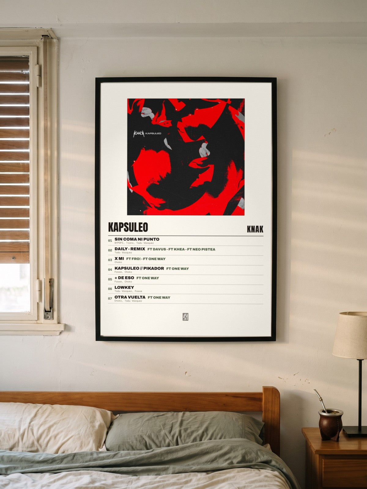 Póster de Kapsuleo de Knak enmarcado en una pared