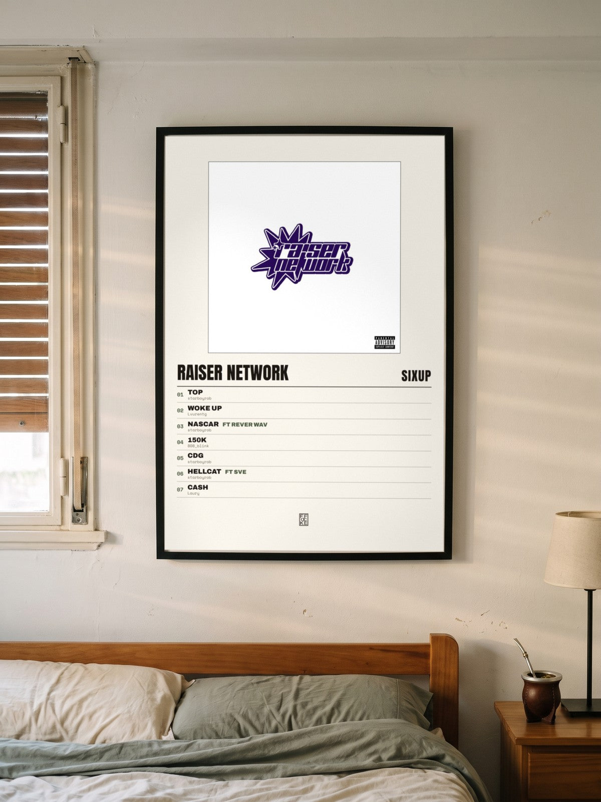 Póster de Raiser Network de SixUp enmarcado en una pared