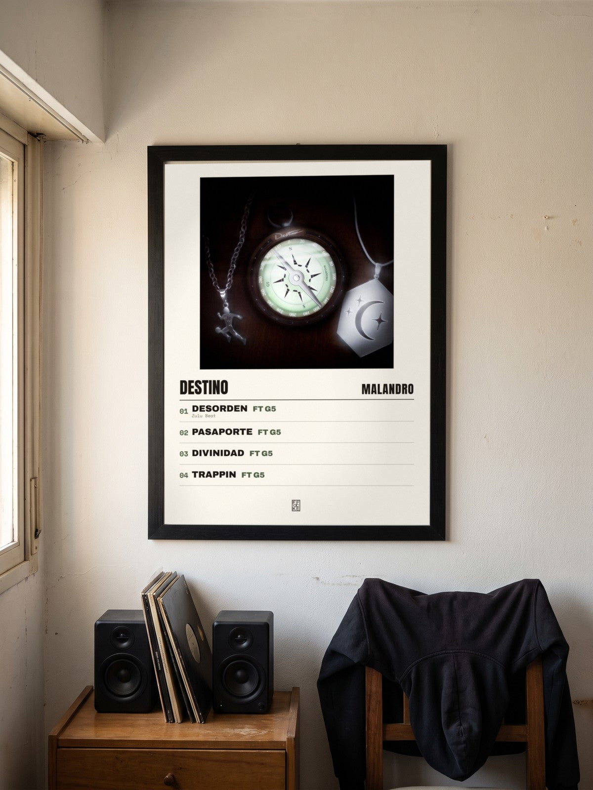 Póster de Destino de Malandro enmarcado en una pared