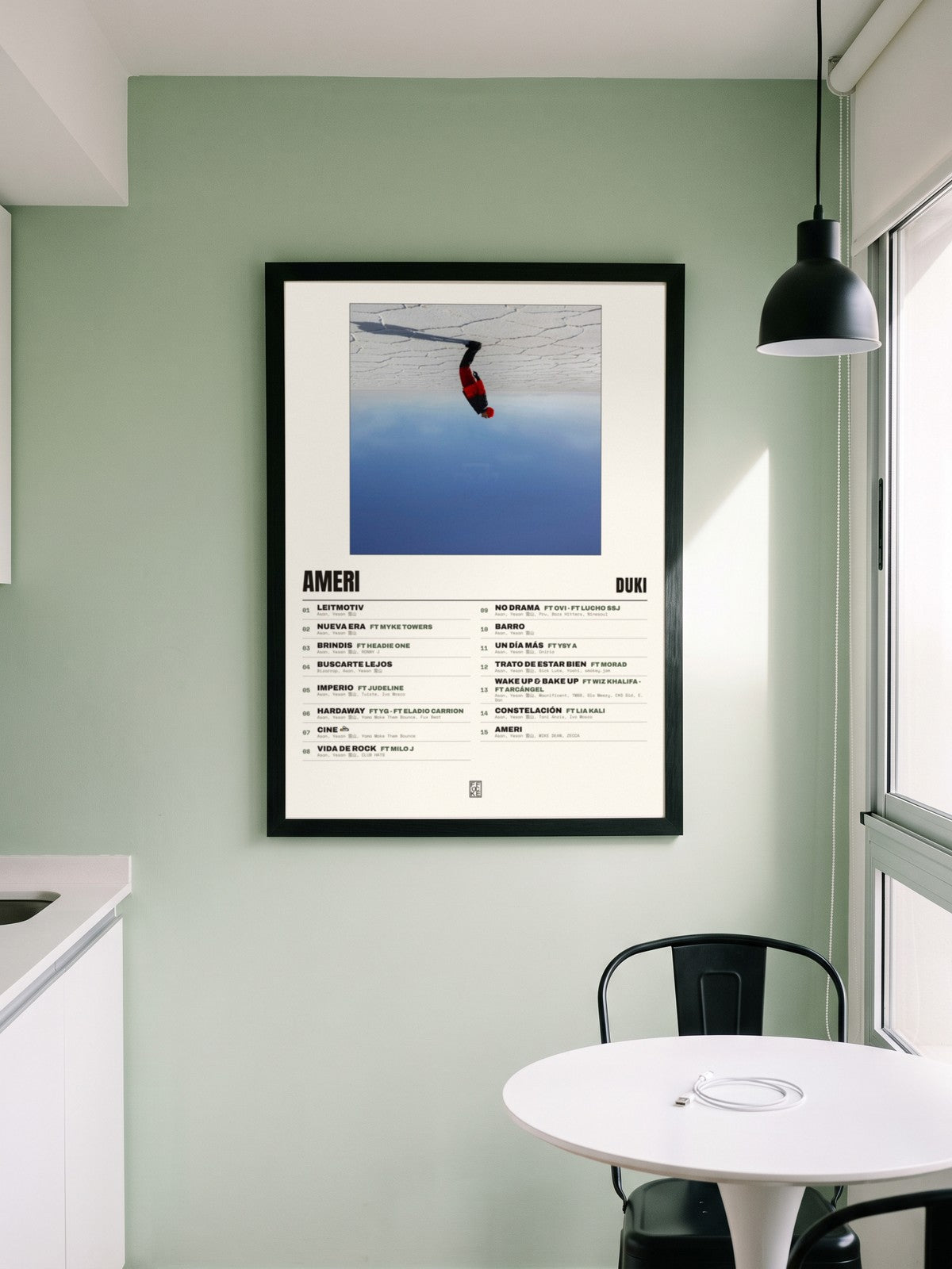 Póster de AMERI de Duki enmarcado en una pared