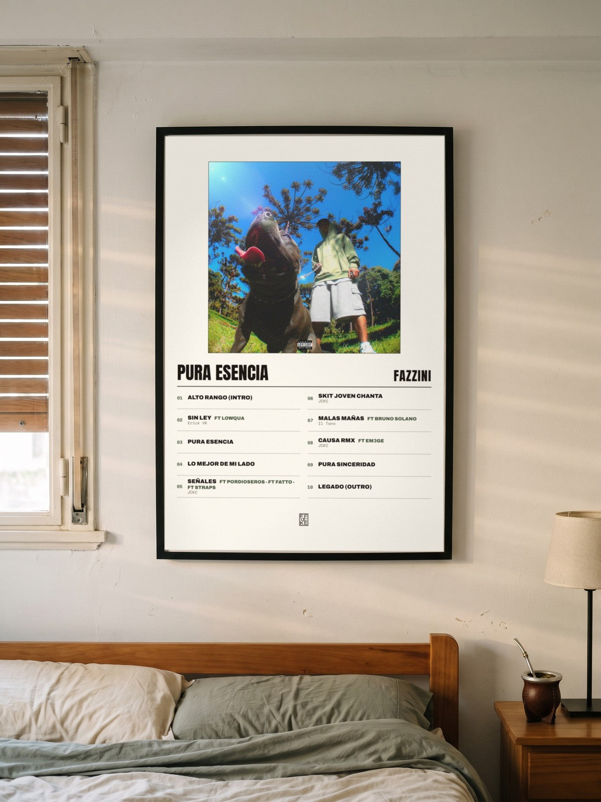 Póster de Pura Esencia de Fazzini enmarcado en una pared