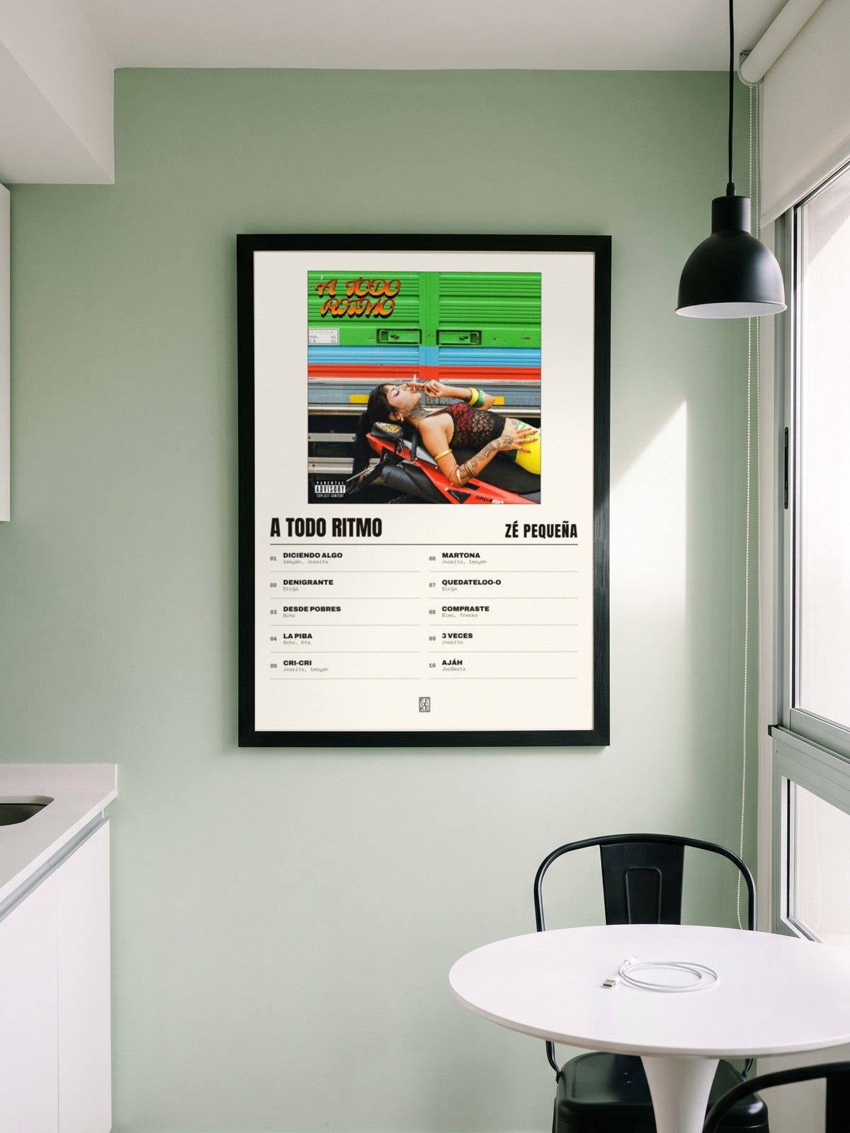 Póster de A Todo Ritmo de Zé Pequeña enmarcado en una pared
