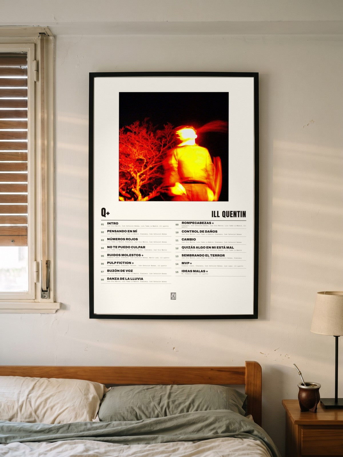 Póster de q+ de ill quentin enmarcado en una pared
