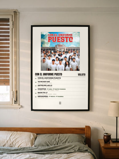 Póster de CON EL UNIFORME PUESTO de Valuto enmarcado en una pared