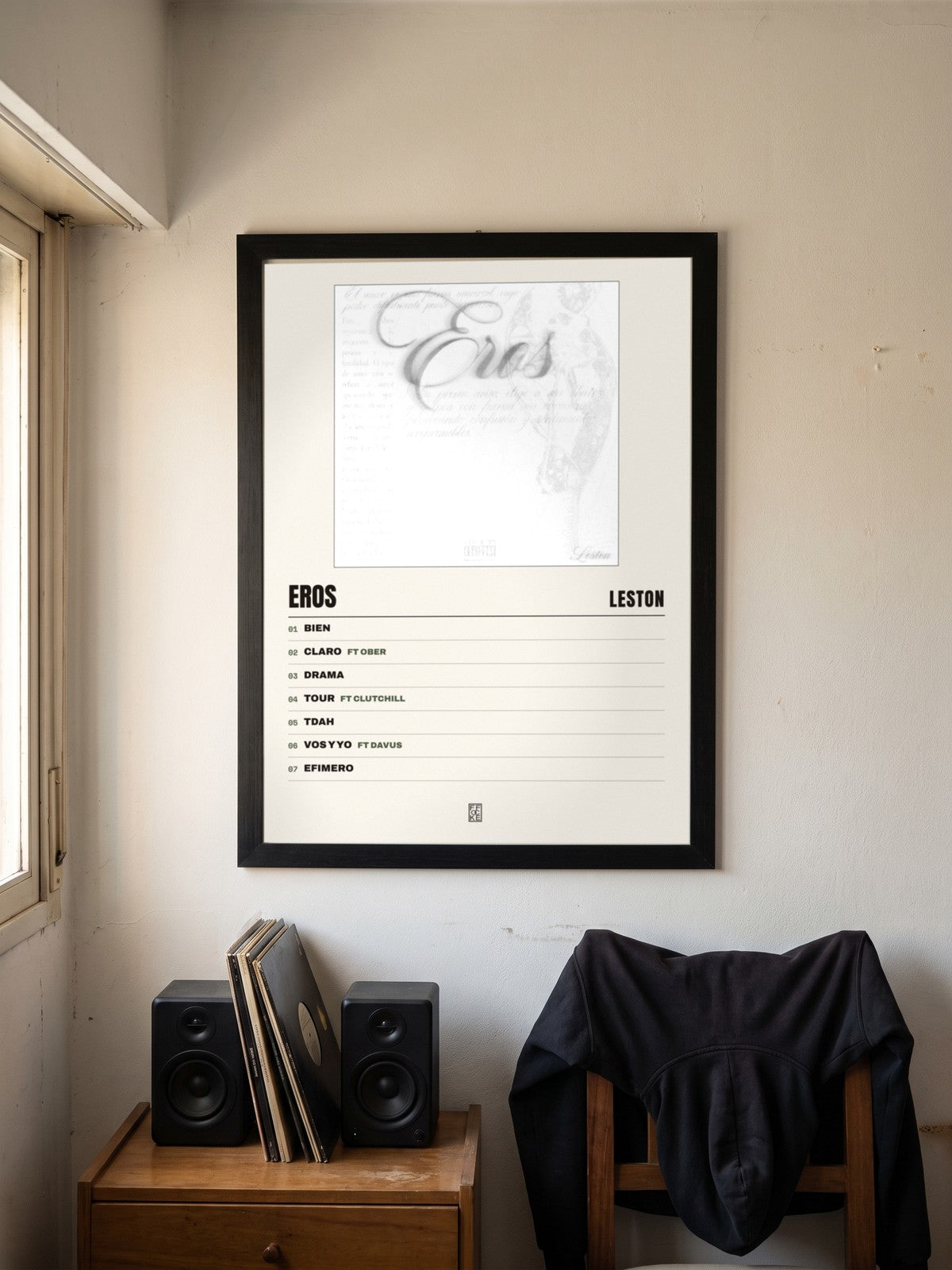 Póster de Eros de Leston enmarcado en una pared