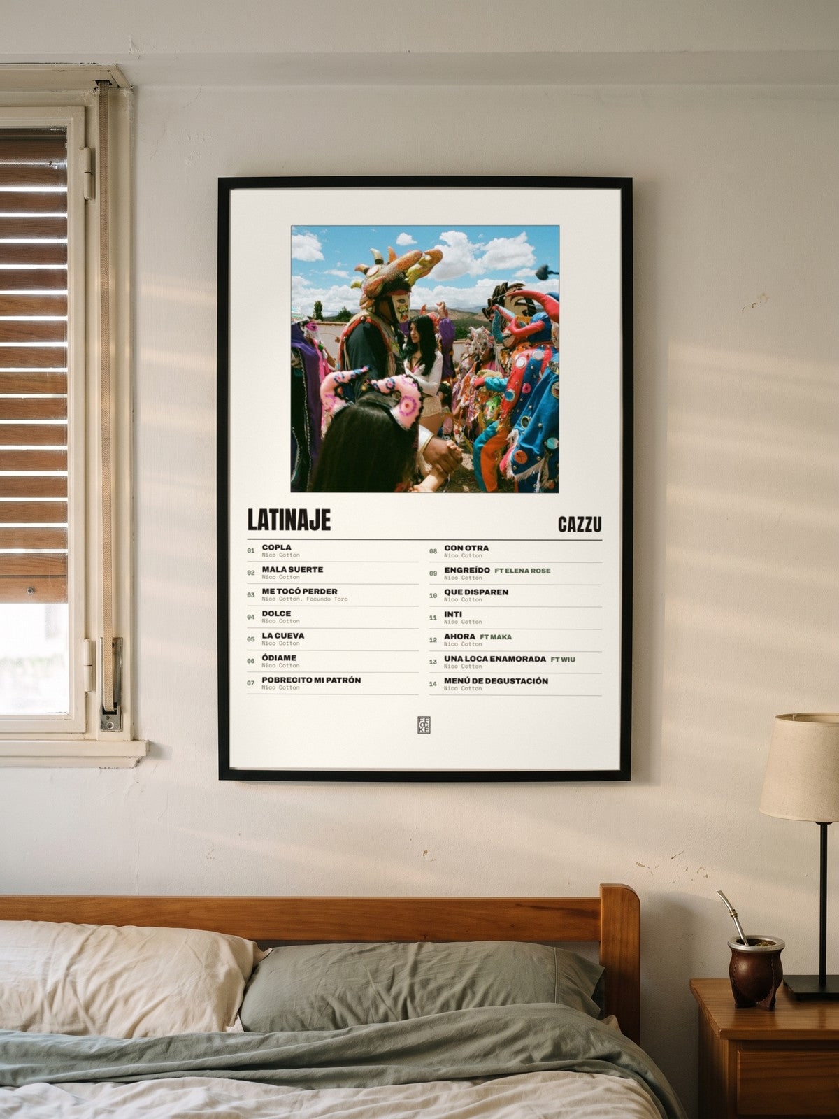 Póster de Latinaje de Cazzu enmarcado en una pared