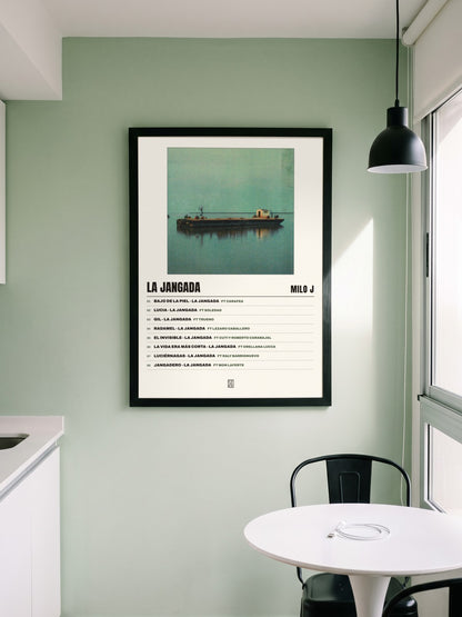 Póster de La Jangada de Milo j enmarcado en una pared