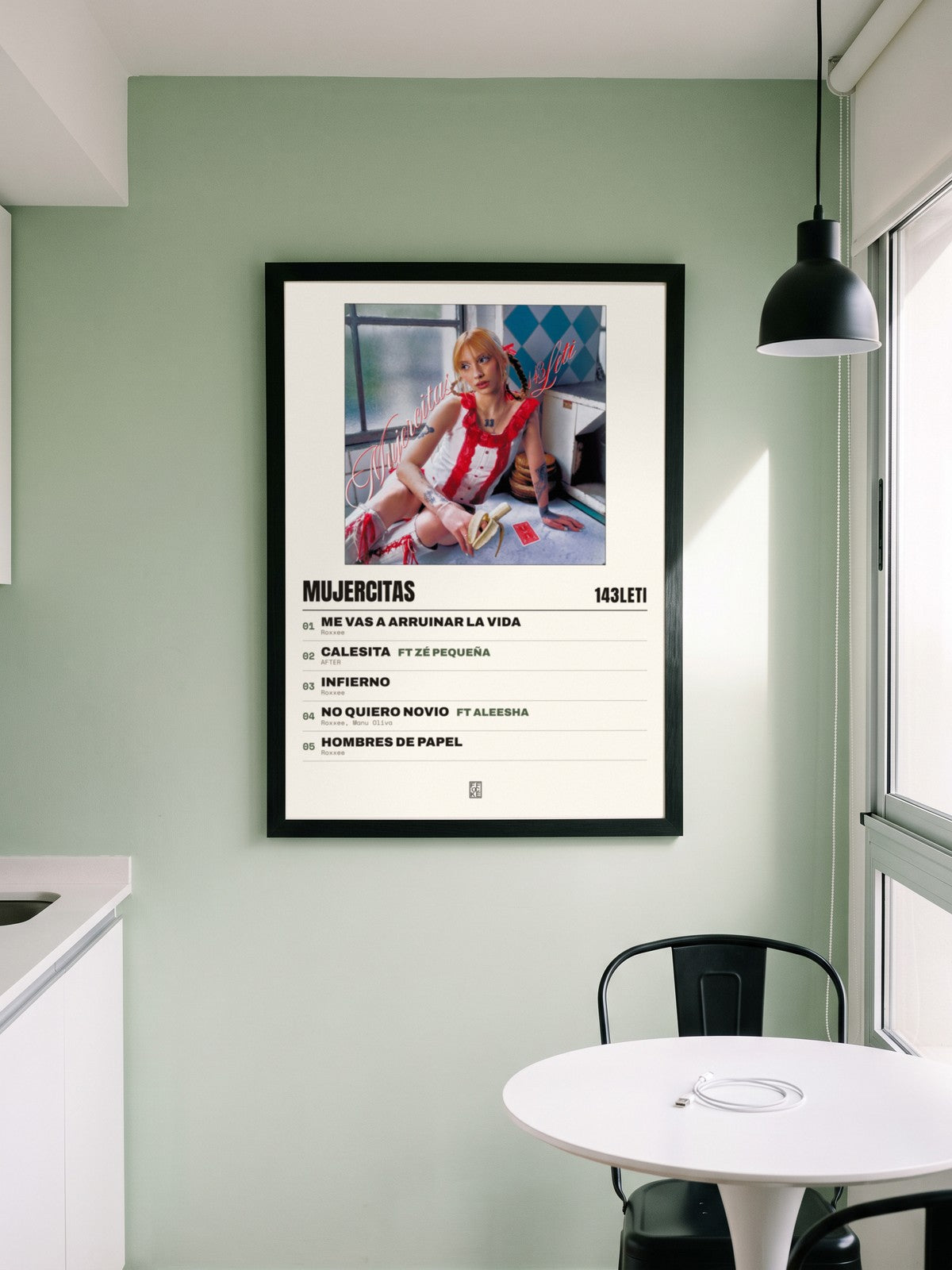 Póster de Mujercitas de 143LETI enmarcado en una pared